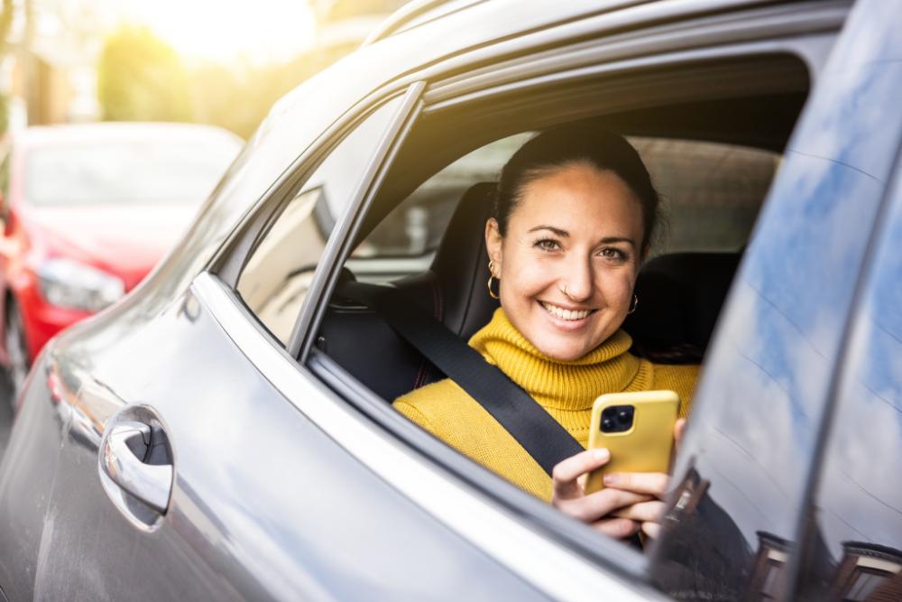 Femme souriante dans une voiture