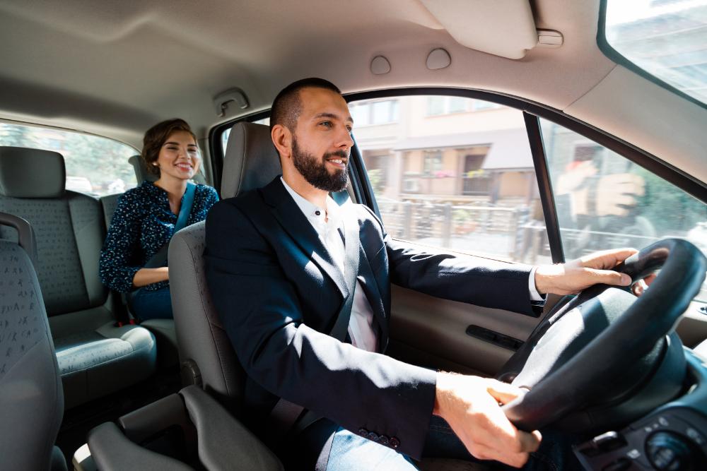 Conducteur et passagère souriante